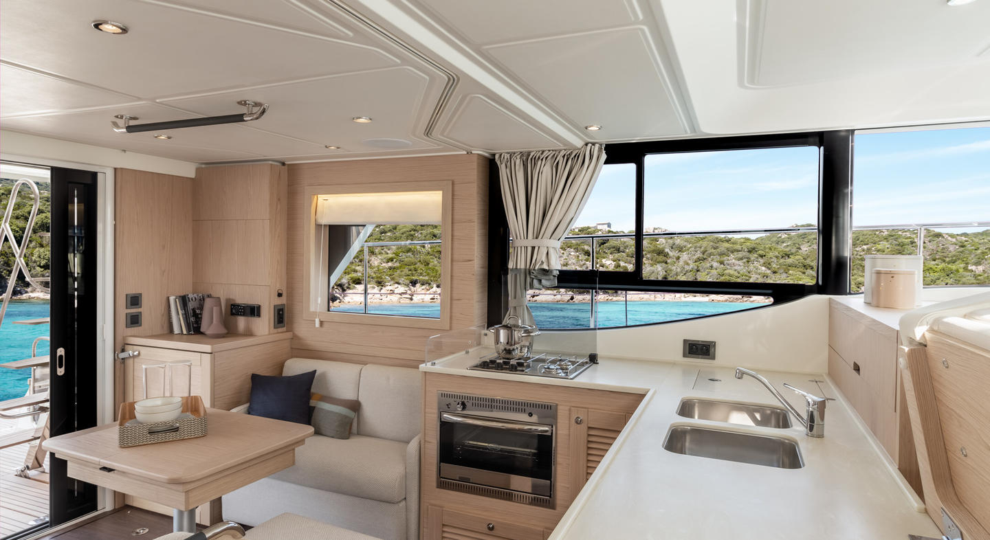 Swift_Trawler_47_Interior_02